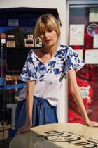 Bluzka damska z krótkim rękawem, biała, Moodo