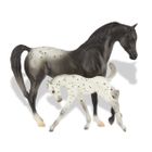 Breyer, Figurka, Koń ze źrebakiem Apallosa