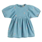 Jeansowa sukienka z krótkim rękawem w truskawki Cool Club