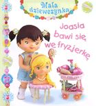 Joasia bawi się we fryzjerkę. Mała dziewczynka