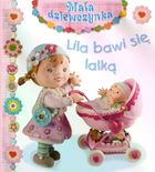 Lila bawi się lalką. Mała dziewczynka