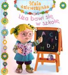 Liza bawi się w szkołę. Mała dziewczynka
