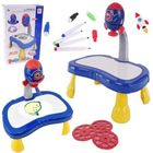 Maksik, stolik z projektorem, kosmos