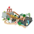 Smiki, drewniane tory z elektryczną kolejką i pojemnikiem