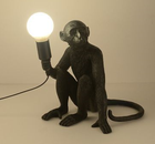Stylowa lampa stołowa, małpka siedząca