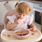 BabyOno, silikonowy talerzyk z przyssawką i przykrywką, różowy