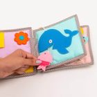 Jolly Designs. Lew. Książeczka sensoryczno-manipulacyjna