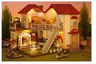 Sylvanian Families, miejski domek z oświetleniem, zestaw prezentowy z figurkami i mebelkami, 2747