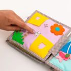 Jolly Designs. Lew. Książeczka sensoryczno-manipulacyjna