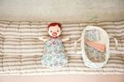 Lilliputiens, Kwiaty, koszyczek-nosidełko dla lalki z kocykiem i poduszką