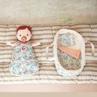 Lilliputiens, Kwiaty, koszyczek-nosidełko dla lalki z kocykiem i poduszką