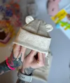 Czapka dziecięca, wiązana, prążkowana, beżowa, Iltom