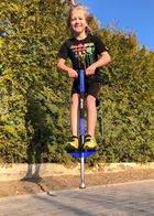 Enero, skoczek pogo, drążek do skakania, niebieski