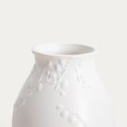 Homla, Conwallie, wazon, ceramiczny z tłoczeniami biały, 14,8-18 cm