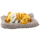 Lean Toys, śpiący rudy kot na poduszce, maskotka