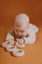 Petit Boum, grzechotka sensoryczna, winogrona
