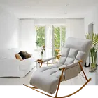 Pojedynczy fotel bujany ze złotą metalową podstawą, biały