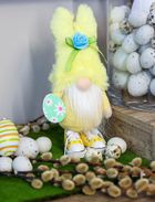 Saska Garden, dekoracja wiosenna, skrzat gnom, zajączek w trampkach, żółty, 25 cm