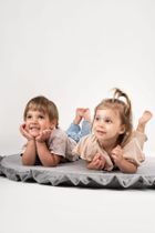 tupti.wood, mata piankowa z falbanką, szara