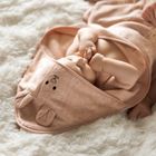 BabyOno, okrycie kąpielowe bambusowe z kapturkiem, różowe, 100-100 cm