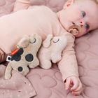 Done By Deer, Świnka Pigee Powder, grzechotka, zabawka sensoryczna