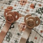 Elodie Details, drewniana zawieszka na smoczek, pure khaki