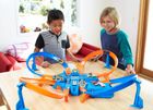 Hot Wheels, Zakręcona tor kraks, zestaw z autem