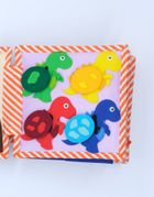 Jolly Designs. Dino. Książeczka sensoryczno-manipulacyjna