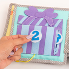 Jolly Designs. Sto lat! Książeczka sensoryczno-manipulacyjna