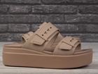 Klapki damskie, brązowe, Crocs Brooklyn Buckle Lowwdg
