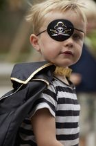 Liontouch, Captain Cross, opaska na oko pirata