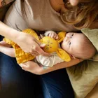 Petite&Mars, Hugo, kocyk z muślinu bambusowego z grzechotką, Pink Meadow, 0m+