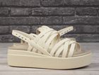 Sandały damskie na platformie, beżowe, Crocs Brooklyn Strappy