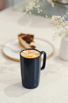 Vialli Design, dwa kubki ceramiczne z uszkiem, 330 ml, Fuori granatowe