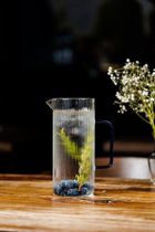 Vialli Design, Livio, dzbanek ryflowany z niebieskim uchem, 1500 ml