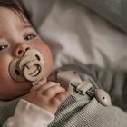 Elodie Details, drewniana zawieszka na smoczek, pure khaki