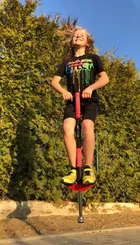 Enero, skoczek pogo, drążek do skakania, czerwony