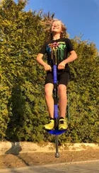 Enero, skoczek pogo, drążek do skakania, niebieski