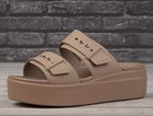 Klapki damskie, brązowe, Crocs Brooklyn Buckle Lowwdg