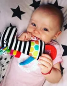 Mom's Care, Tymek, piszczek z gryzakiem, kontrastowa zabawka sensoryczna