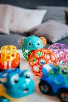 Oball, piłka z grzechotką, niebieska, 10 cm, 0m+