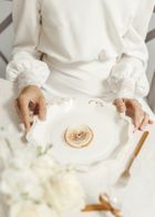 PartyDeco, talerzyki papierowe z ornamentem, białe, 26 cm, 6 szt.