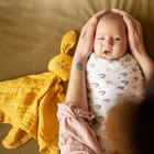 Petite&Mars, Hugo, kocyk z muślinu bambusowego z grzechotką, Desert Sand, 0m+