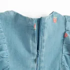 Jeansowa sukienka z krótkim rękawem w truskawki Cool Club