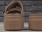 Klapki damskie, brązowe, Crocs Brooklyn Buckle Lowwdg