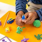 Floss & Rock, Clay & Play, Dinozaury, zestaw z gliną samoutwardzającą, 10 kolorów