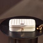 Homla, Rinas, szkatułka na biżuterię, w przeszycia w pasy, beżowa, duża, 20,5-10,5-6 cm