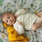 Petite&Mars, Hugo, kocyk z muślinu bambusowego z grzechotką, Dusty Rose, 0m+