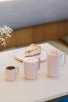 Vialli Design, dwa kubki ceramiczne z uszkiem, 330 ml, Fuori różowe