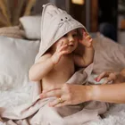 BabyOno, okrycie kąpielowe bambusowe z kapturkiem, jasny beż, 100-100 cm